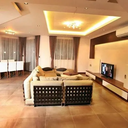 Peaceful And Modern Villa With Shared Pool In Kemer, Antalya 安塔利亚